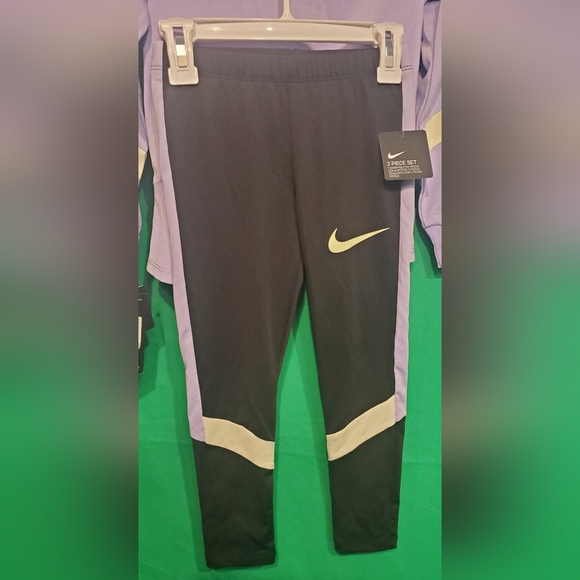 Girls Nike 2pc Set - Picture 3 of 11